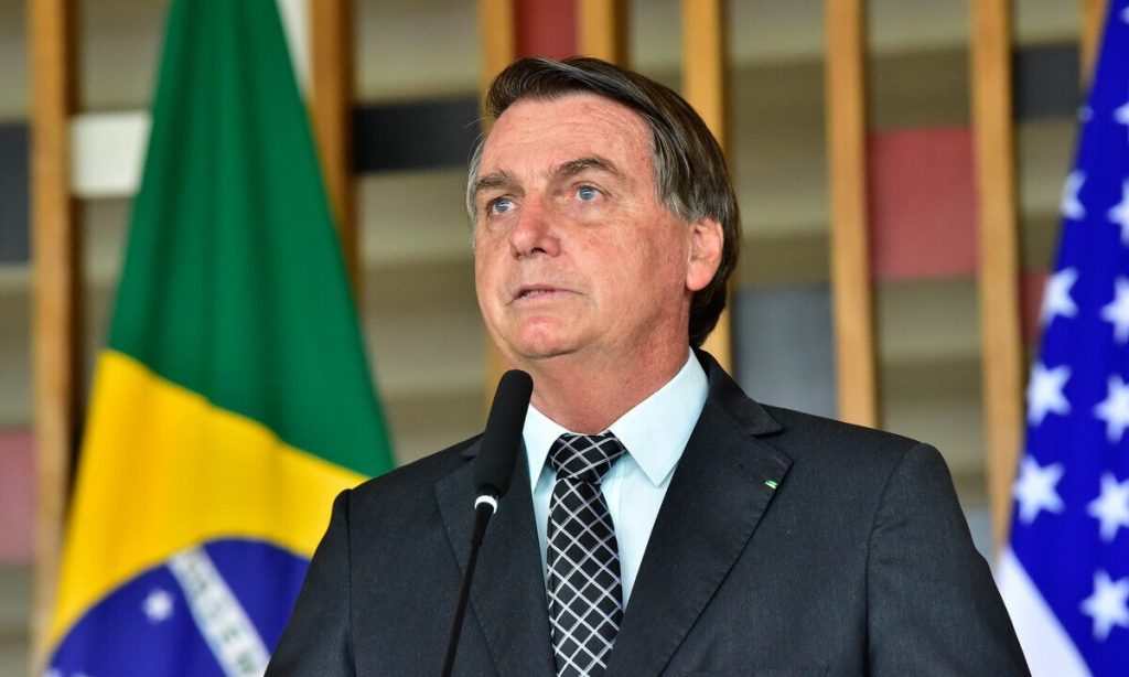 "Dou a minha vida pela liberdade de vocês”, diz Bolsonaro em discurso para aliados