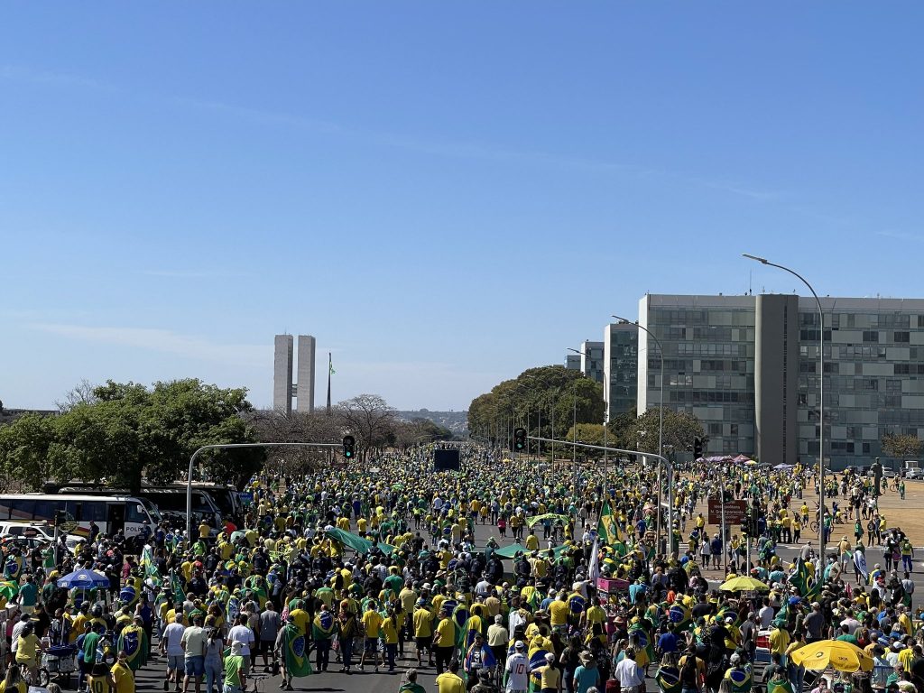 População vai às ruas pelo voto impresso neste domingo; Brasília já registra multidão