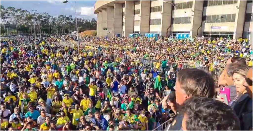 Em dia útil, Bolsonaro atrai multidão e fala do 7 de setembro: "Vocês darão o norte"