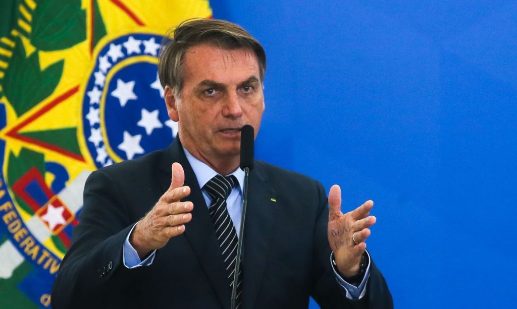 Sobre gás e combustíveis, Bolsonaro desafia os governadores: "Vamos zerar o ICMS?"