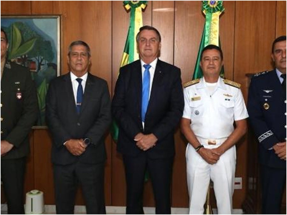 Comandante da Marinha repete frase de Bolsonaro: "Se quer paz, prepare a guerra"