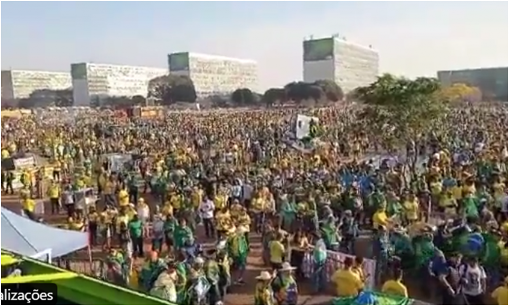 Neste momento, um número muito grande de manifestantes ainda não calculado ocupa a Esplanada dos Ministérios, em Brasília, no dia em que o Brasil comemora 199 anos da sua Independência do Império Português, conquistada em 1822. Os atos de hoje, porém, vão além da comemoração pela data significativa. Eles também pretendem reivindicar pautas em prol do governo. O presidente Jair Bolsonaro esteve mais cedo na solenidade de hasteamento da Bandeira Nacional, no Palácio da Alvorada, onde teve também uma apresentação da Esquadrilha da Fumaça, grupo de pilotos de demonstração da Força Aérea Brasileira, e também uma simulação de operação especial feita pela Marinha Brasileira. Após esse primeiro momento, Bolsonaro saiu sob escolta, provavelmente em direção à Esplanada, onde deverá discursar para a multidão. A deputada Carla Zambelli (PSL-SP) comentou já na noite de ontem, quando os manifestantes começaram a ocupar a Esplanada, sobre o dia de hoje, fazendo uma crítica ao ministro Alexandre de Moraes. "Esteja certo, suas ações de intimidação só nos uniu mais e hoje quem se vê encurralado é você, pois foi tão longe que o próprio decano Marco A. Mello deixou claro que a corda esticou e amanhã você verá um país unido em torno de um grito: LIBERDADE e INDEPENDÊNCIA!!", disparou a deputada. Assista abaixo uma gravação da situação atual em Brasília, feita hoje pela manhã mais cedo: