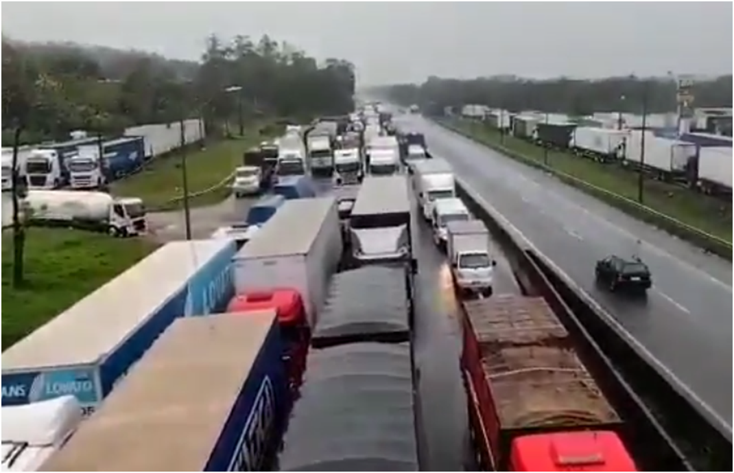 URGENTE: caminhoneiros começam a fazer paralisação pelo Brasil; veja os vídeos