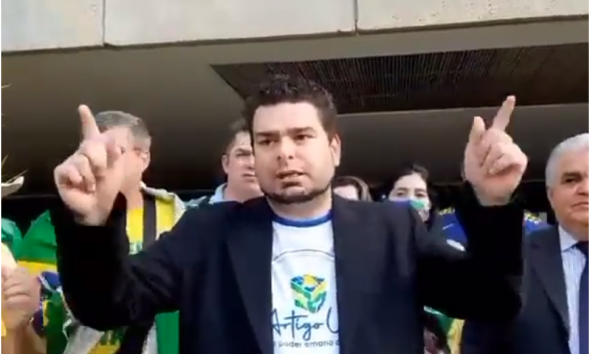 VÍDEO: em frente ao Senado, caminhoneiros dizem que a paralisação "está declarada"