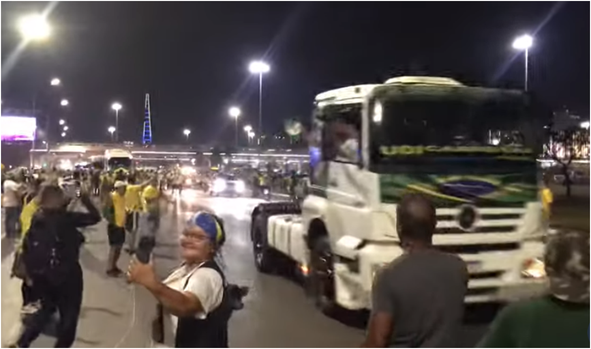 VÍDEO: caminhoneiros passam bloqueio e já começam a se concentrar na Esplanada