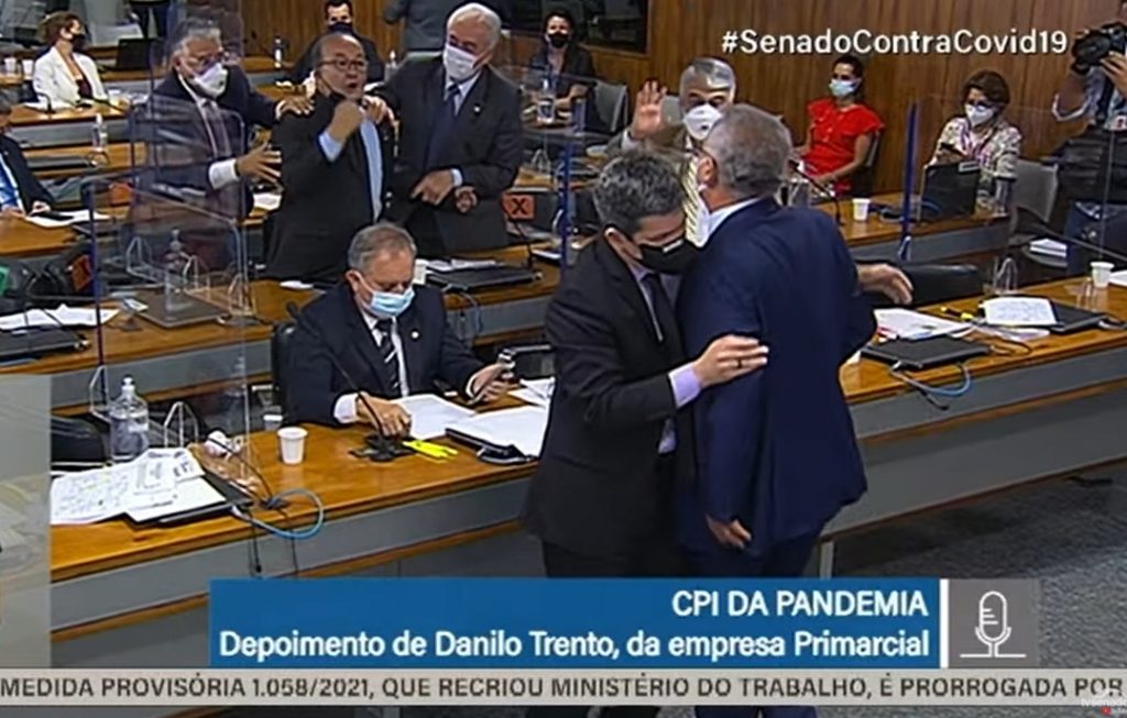 URGENTE: senadores batem boca e Renan é chamado de "vagabundo; ladrão; picareta"