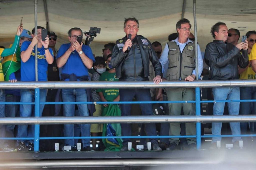 "Eles serão colocados no devido lugar", diz Bolsonaro ao mandar indireta a ministros