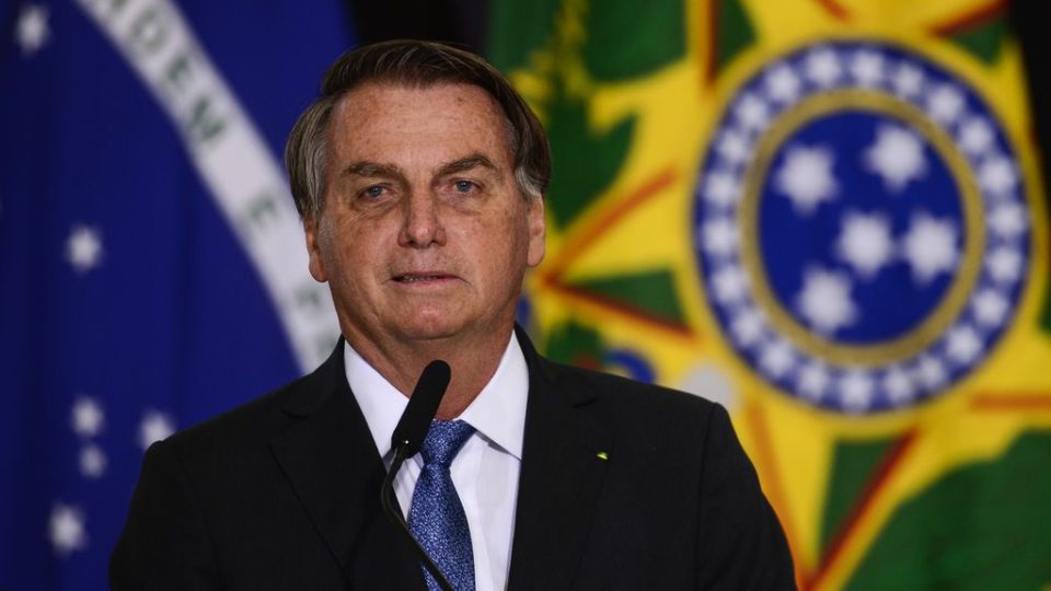 Bolsonaro sanciona lei que autoriza a quebra de patente de vacinas em emergências