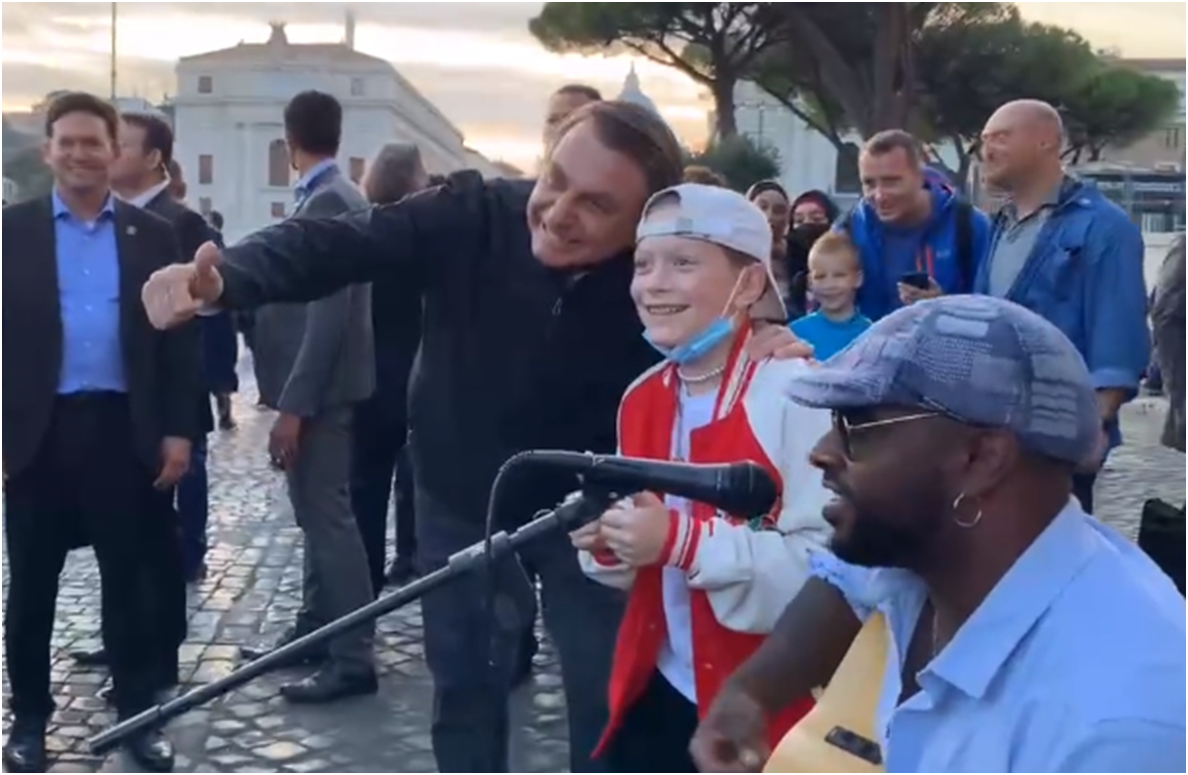 Na Itália, Bolsonaro prestigia artista de rua e populares se juntam para tirar fotos - Tribuna de Brasília - Notícias do DF e do Brasil a um clique