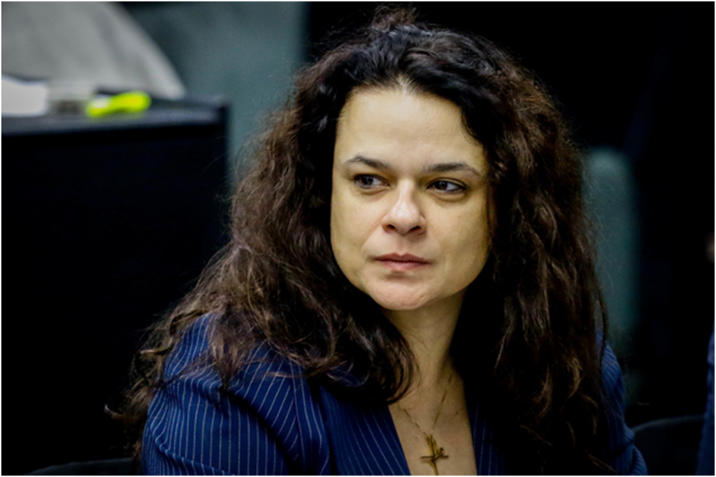 Janaína critica proposta de banir Bolsonaro das redes sociais: 'Você é próximo'