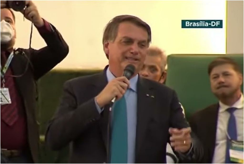 Bolsonaro ironiza: "Temos que nos consultar com Bonner ou com os 3 patetas da CPI?"