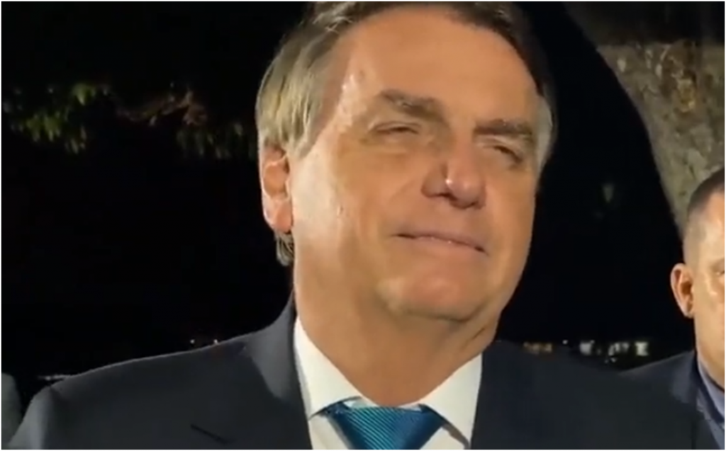 O presidente Jair Bolsonaro comentou com apoiadores algo de grande relevância para ele, que é a participação das Forças Armadas em todas as fases do processo de apuração dos votos nas urnas eletrônicas, em 2022. Segundo o chefe do Executivo, isso é algo que precisa ficar "bem claro". O anúncio de que as Forças Armadas farão parte do processo foi feito pelo presidente do Tribunal Superior Eleitoral (TSE), ministro Luis Roberto Barroso, o qual foi elogiado pelo presidente Bolsonaro durante uma entrevista para a revista Veja. Entretanto, nas duas ocasiões em que se referiu à medida (na entrevista e ao comentar com apoiadores hoje à noite), Bolsonaro fez questão de enfatizar que as Forças Armadas devem estar presentes em "todas as fases" do processo de apuração, dando claramente  a entender que, se não for nessas condições, ele poderá não aceitar os resultados. O ministro Barroso, por outro lado, não detalhou como será a presença dos militares e outras entidades; precisamente, se estarão presentes "em todas as fases" do processo de apuração ou não. Isso sugere, portanto, que a desconfiança sobre a lisura das eleições é algo que ainda poderá ressurgir, caso não seja possível garantir a participação das Forças Armadas e outros órgãos em alguma das etapas de apuração dos votos. Assista abaixo: