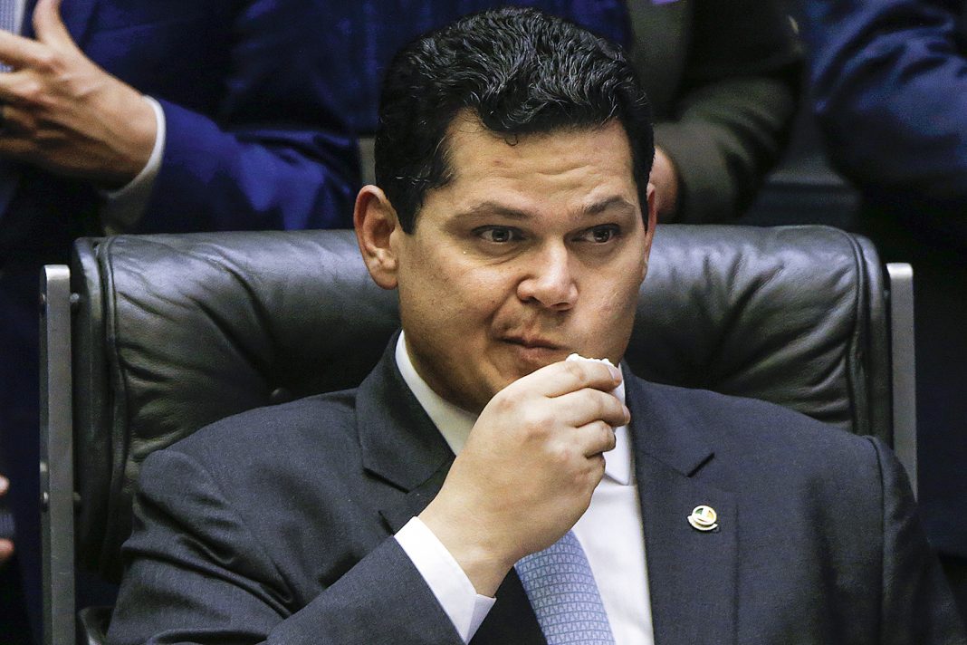 Sob críticas, Alcolumbre solta indireta para Bolsonaro: 