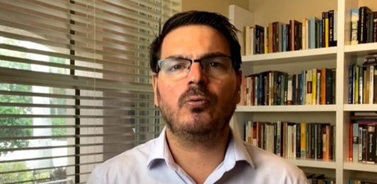 Constantino diz que para defender Bolsonaro "basta ver quem são seus inimigos"