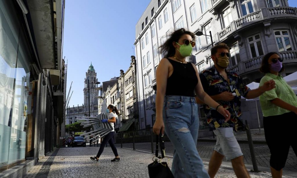 País mais vacinado, Portugal volta a exigir máscaras e Irlanda o toque de recolher