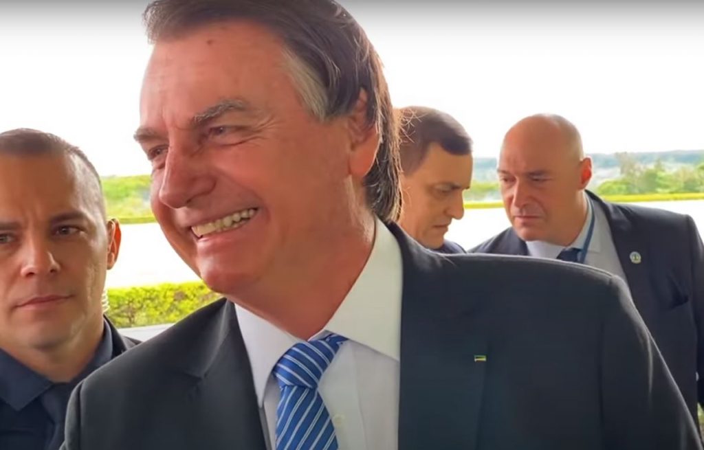 Após viagem ao Oriente Médio, Bolsonaro diz que "a confiança voltou no Brasil"