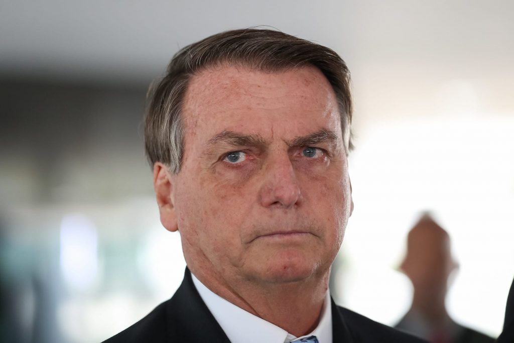 Ministros do TSE agem em ação que pode impedir candidatura de Bolsonaro, diz revista