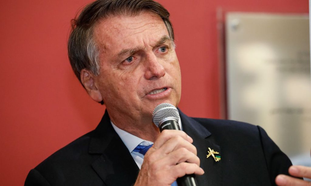 "Pedi o nome das pessoas que aprovaram a vacinação de crianças", diz Bolsonaro