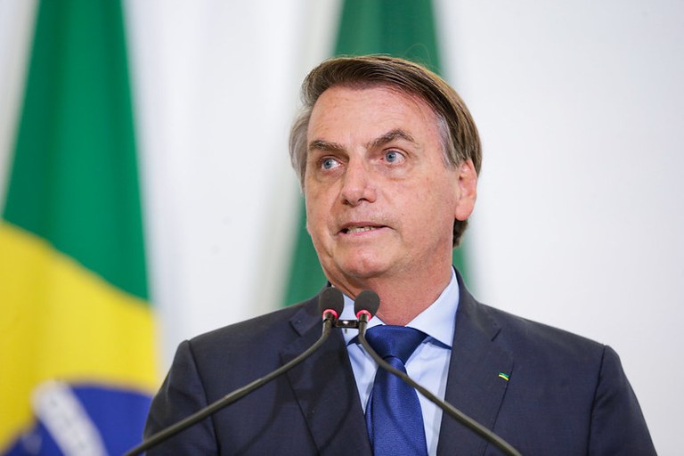 Bolsonaro alerta: "Me banir das redes sociais é jogar fora das quatro linhas"