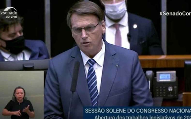 Bolsonaro manda indireta ao STF: "Vamos exigir que joguem dentro das 4 linhas"