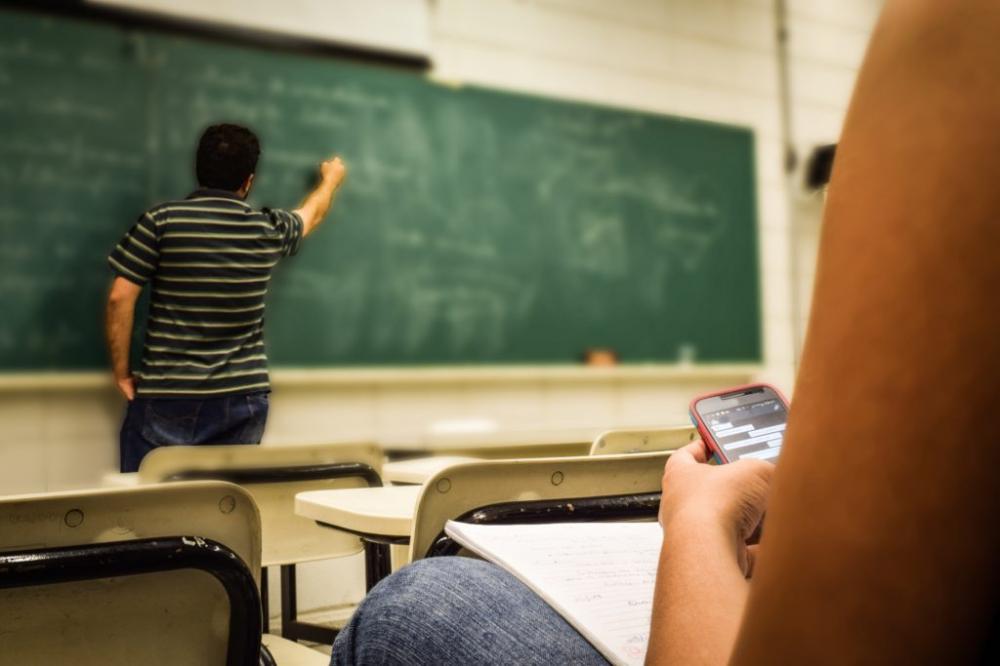 VÍDEO: "O cara que rouba está trabalhando", diz professor para alunos em escola