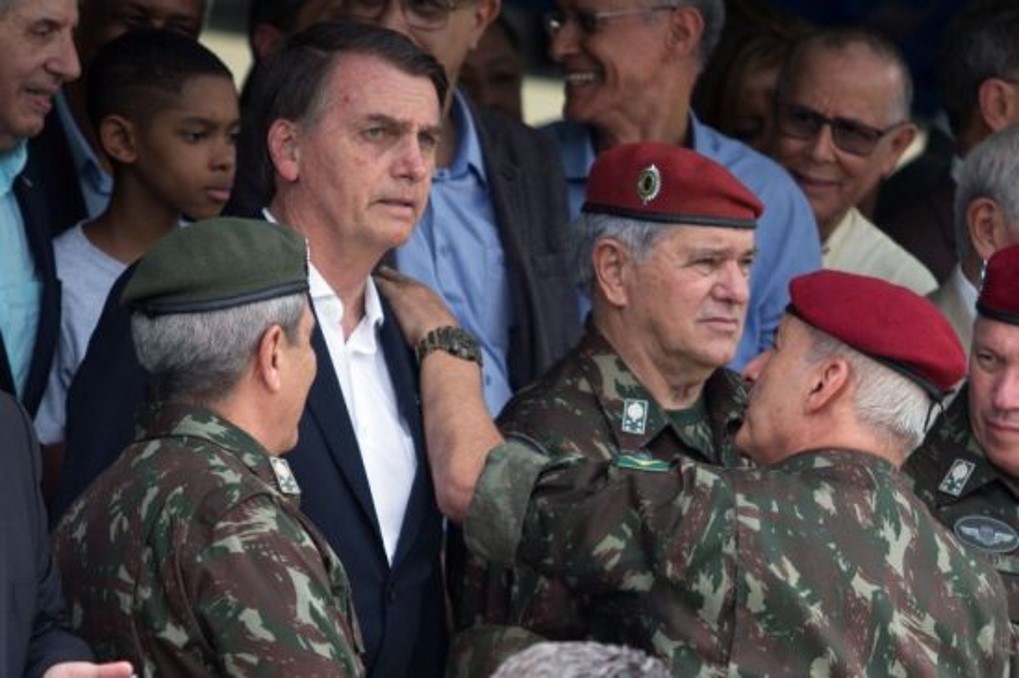 Bolsonaro teria sido aconselhado por militares a ficar ao lado de Putin, diz mídia
