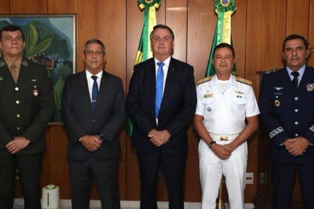 Bolsonaro diz que é preciso "fortalecer as Forças Armadas" para defender a Amazônia