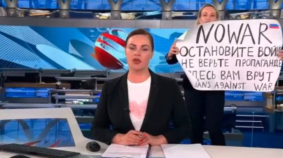 VÍDEO: jornalista desafia Putin e exibe cartaz contra a guerra ao vivo em TV estatal
