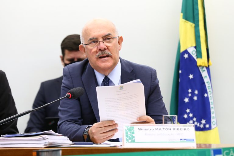 "Não tem esse negócio de nasceu homem, pode ser mulher", diz ministro da Educação