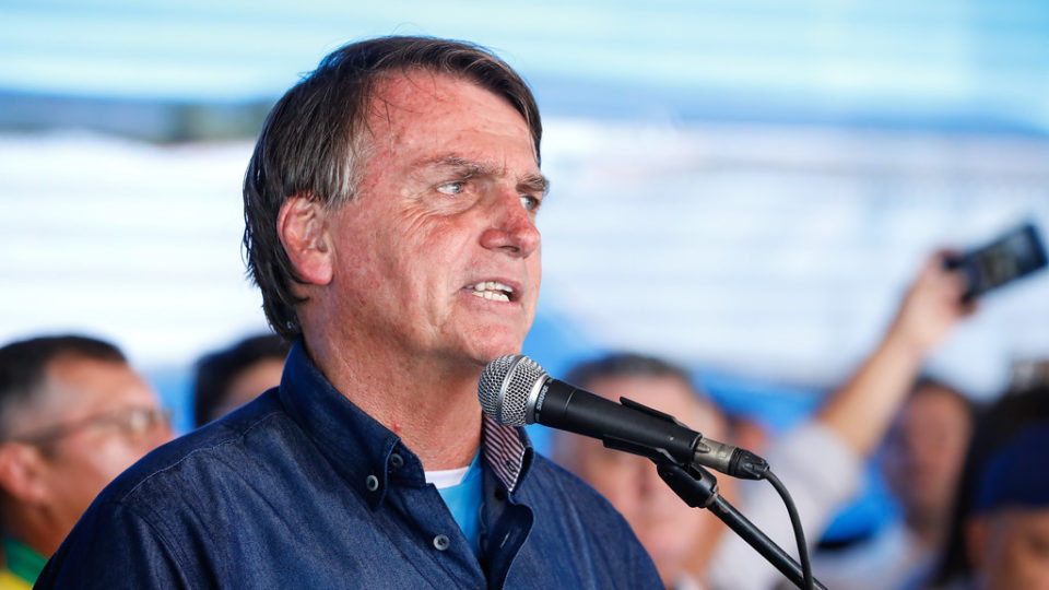 Bolsonaro ironiza ministros do TSE e diz que na eleição “o voto tem que ser contado”