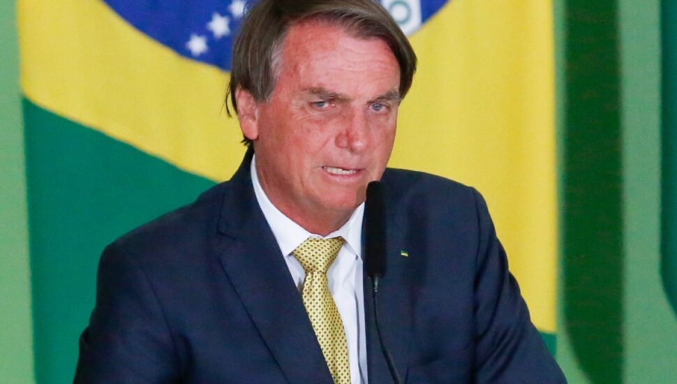 Bolsonaro faz cobrança sobre combustível: "É preciso que a Petrobras recue no preço"