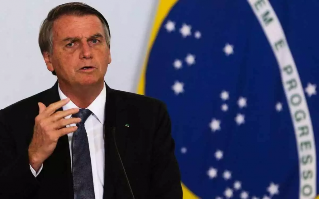 Bolsonaro diz que o governo "conta apenas com a comunicação das mídias sociais"