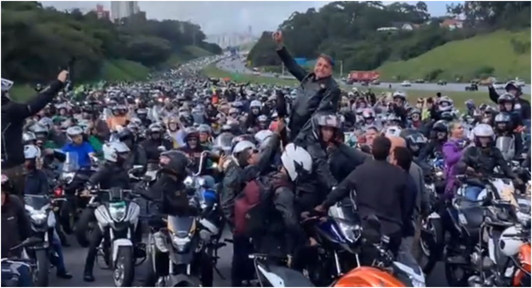 VÍDEO: motociada de Bolsonaro em São Paulo atrai multidão de pessoas e lota avenida