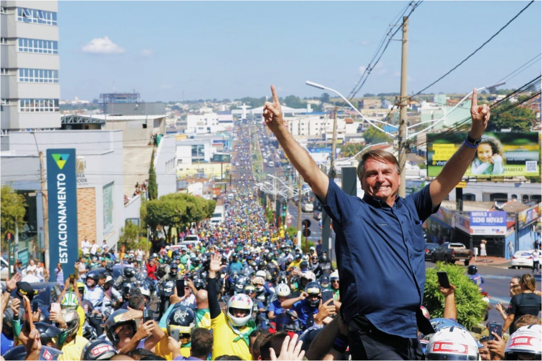 VÍDEO: Bolsonaro participa de motociata e atrai multidão em plena quarta-feira