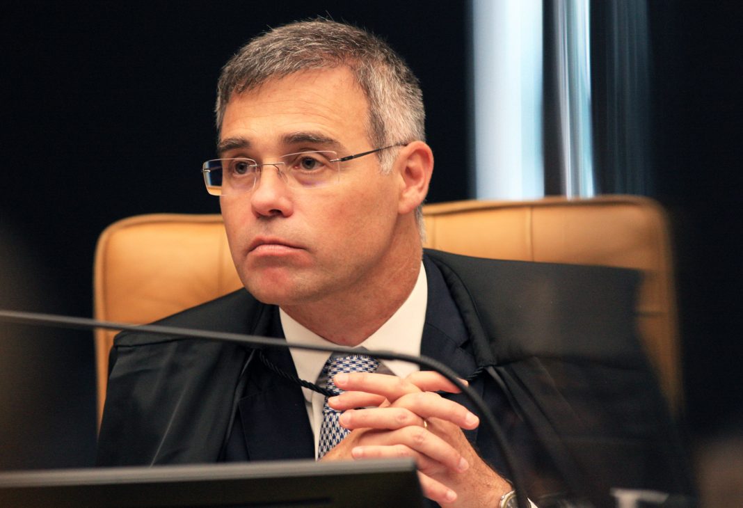 Ministros do STF avaliam antecipar voto contra Daniel Silveira para isolar Mendonça