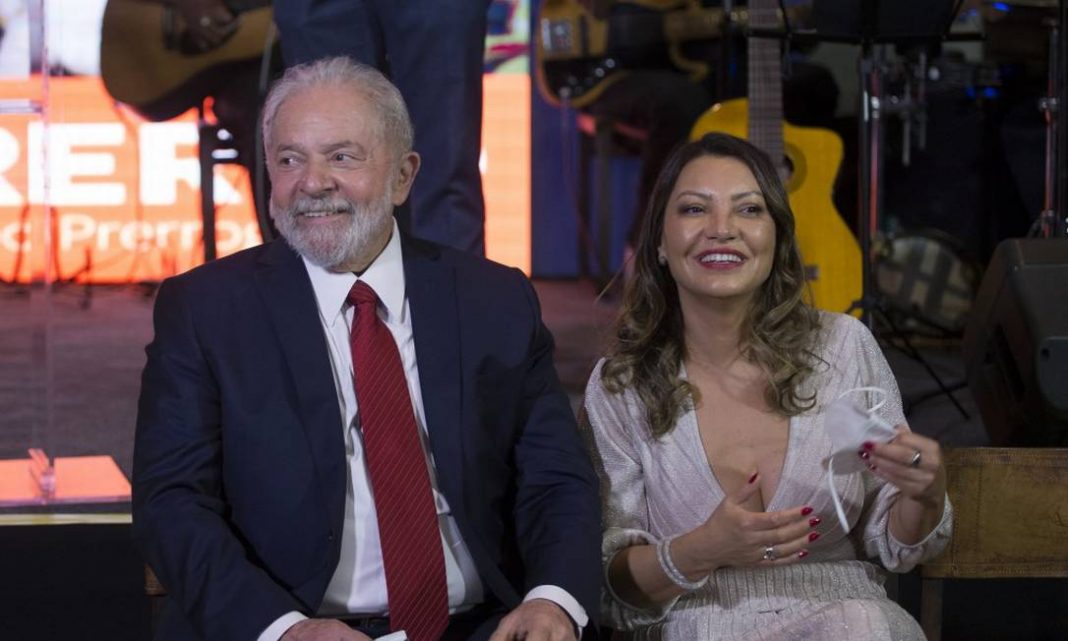 Vídeo: local em frente ao casamento de Lula tem protesto: 
