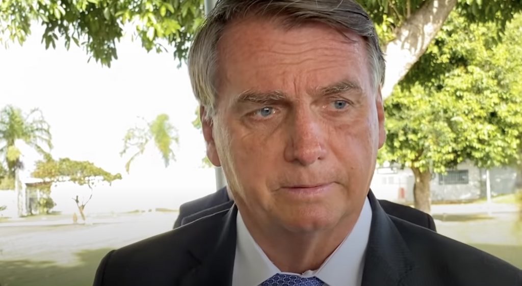 Bolsonaro diz que a esquerda 'demoniza policiais e suaviza criminosos como vítimas'