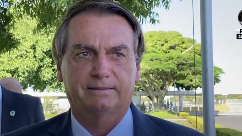 Crise econômica mundial passa, "a que não passa é a do socialismo", diz Bolsonaro