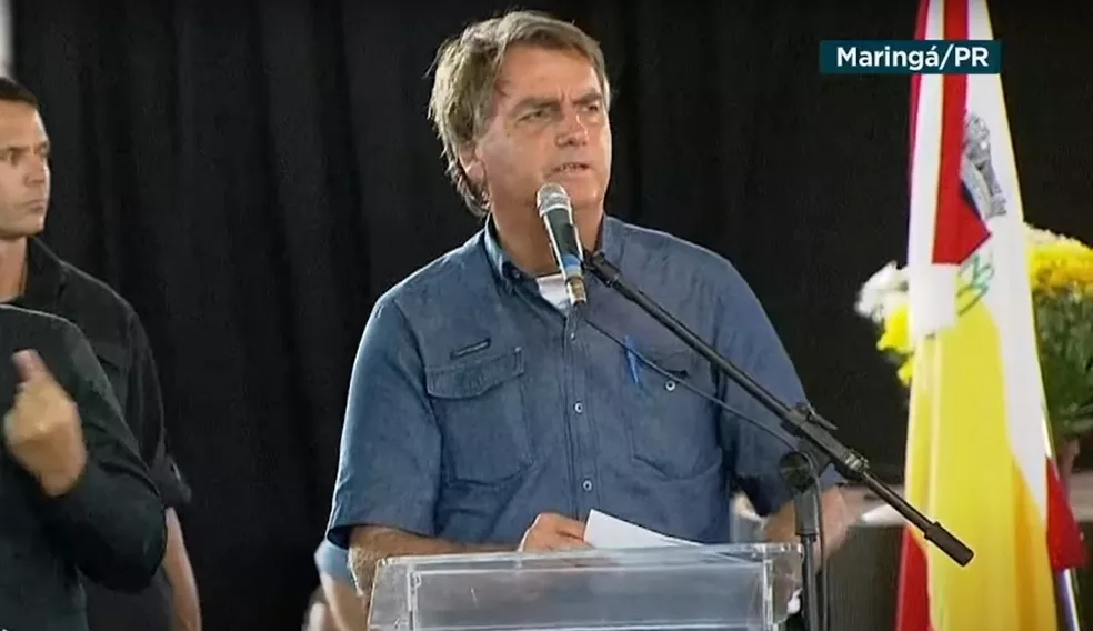 O presidente Jair Bolsonaro esteve discursando na 48ª Edição da Expoingá, em Maringá, onde cumpriu agenda na última quarta-feira. Na ocasião, o chefe do Executivo incentivou o armamento da população, segundo ele, para que a população possa resistir a uma eventual ditadura no país. “Somente os ditadores temem o povo armado", disse Bolsonaro. "Eu quero que todo cidadão de bem possua sua arma de fogo para resistir, se for o caso, à tentação de um ditador de plantão." "Ninguém mais do que esse presidente, diferentemente do que a grande mídia diz, é defensor da nossa Constituição e da nossa liberdade”, acrescentou o presidente. Em outra ocasião, Bolsonaro disse que o armamento da população também auxilia às Forças Armadas na defesa do país. “E para vocês, família brasileira, a arma de fogo é uma defesa da mesma e é um reforço para as nossas Forças Armadas porque um povo de bem armado jamais será escravizado”, destacou o presidente. "Nós implementamos e muito o direito da posse e do porte de armas para vocês. Tenho presente comigo o atual ministro da Defesa, general Paulo Sérgio, e o meu último ministro da Defesa, o general Braga Netto, que bem sabem a importância que uma nação bem armada é uma forma de evitar qualquer interesse externo sobre a sua pátria." Bolsonaro também voltou a citar a sua preocupação com a Amazônia brasileira, que segundo ele é visada por outras nações. "O Brasil tem um área que é cobiçada por muitos países que é a nossa região amazônica”.