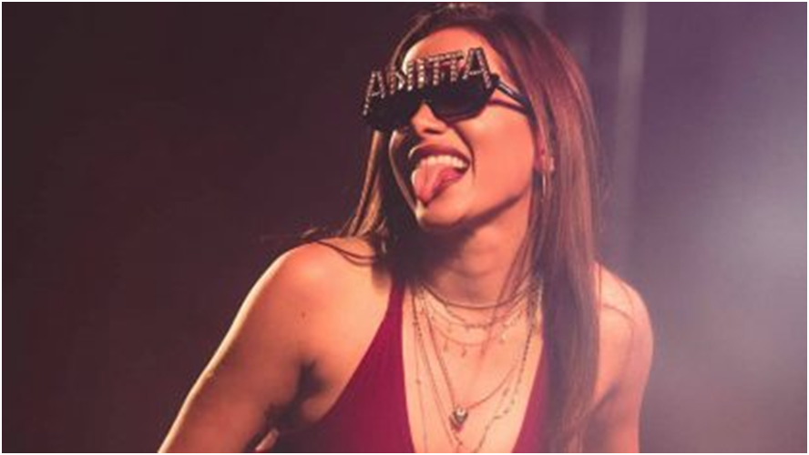 Em show no exterior, Anitta ataca o Brasil: 