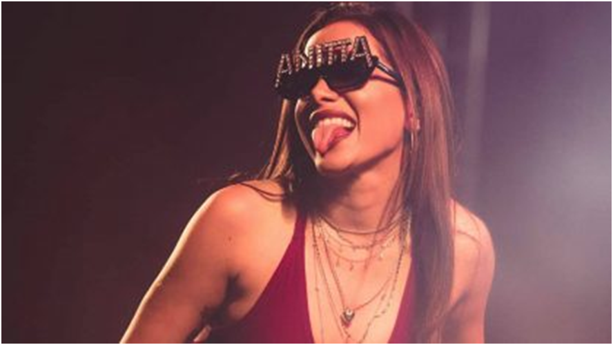 Em show no exterior, Anitta ataca o Brasil: "Amazônia é terra de ninguém; bagunça"