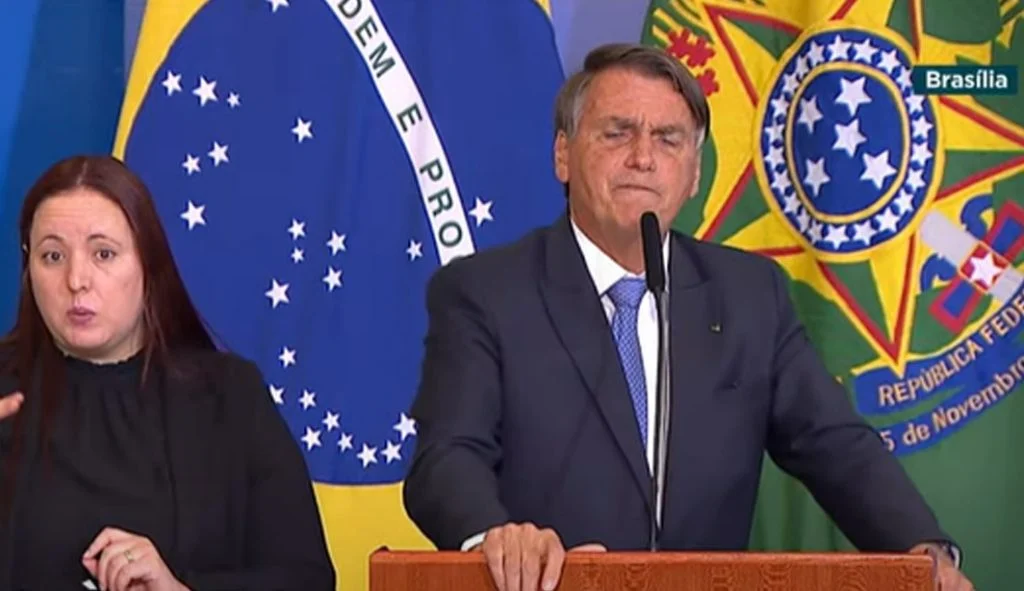 Bolsonaro sobe o tom, diz que Forças Armadas 