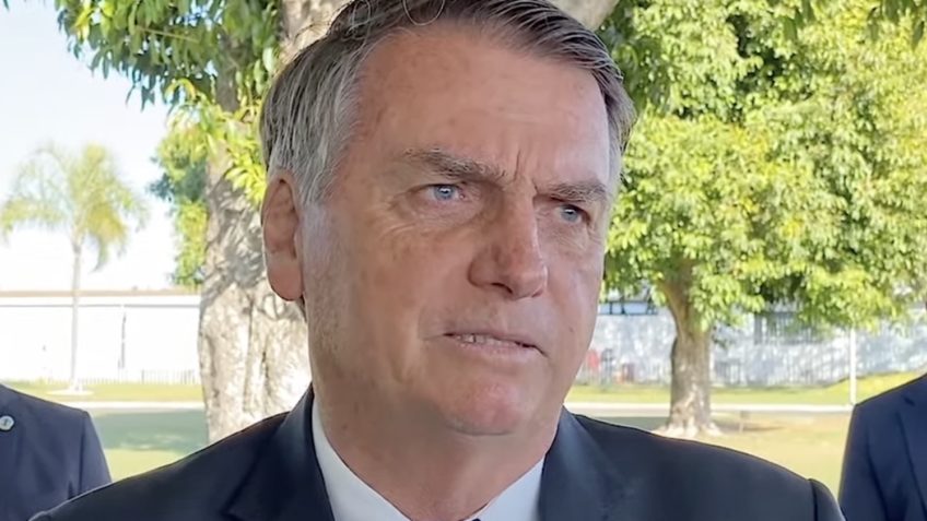 Bolsonaro diz que tentam lhe fazer desistir ao recordar "tentativa de assassinato"