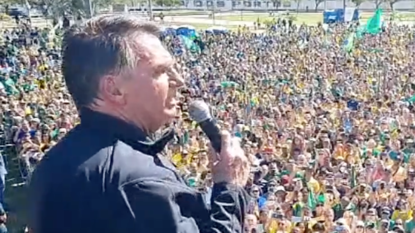 Forças Armadas vão desfilar "ao lado do nosso povo" em 7 de setembro, diz Bolsonaro