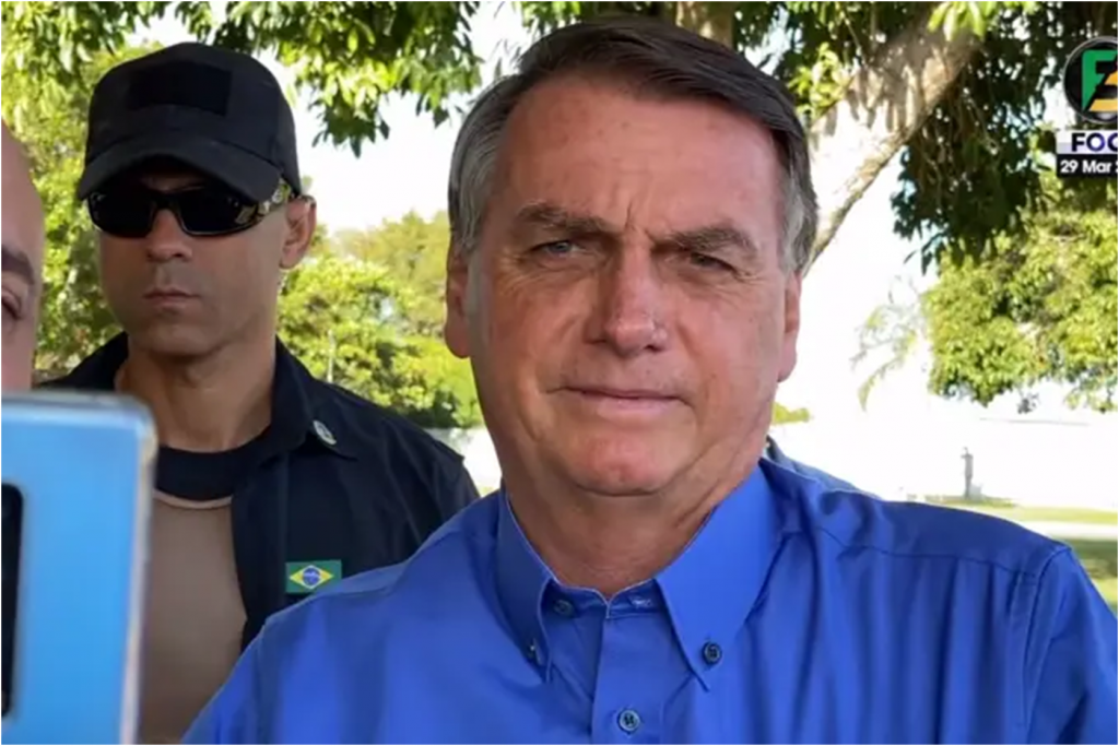 "Estou há três anos e meio sem um dia de paz", desabafa Bolsonaro