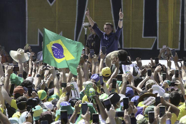 Chamar apoiadores de Bolsonaro de ‘nazistas’ não gera dano moral, decide juiz