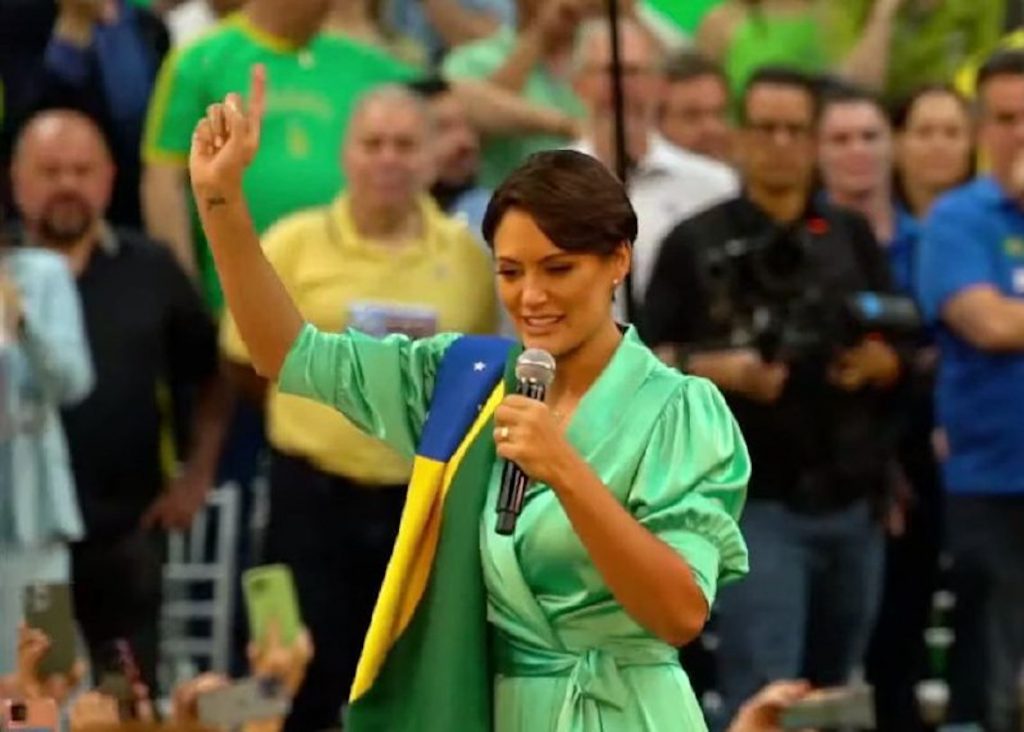 Emocionada, Michelle Bolsonaro diz que o Brasil é de Deus e precisa "de libertação”