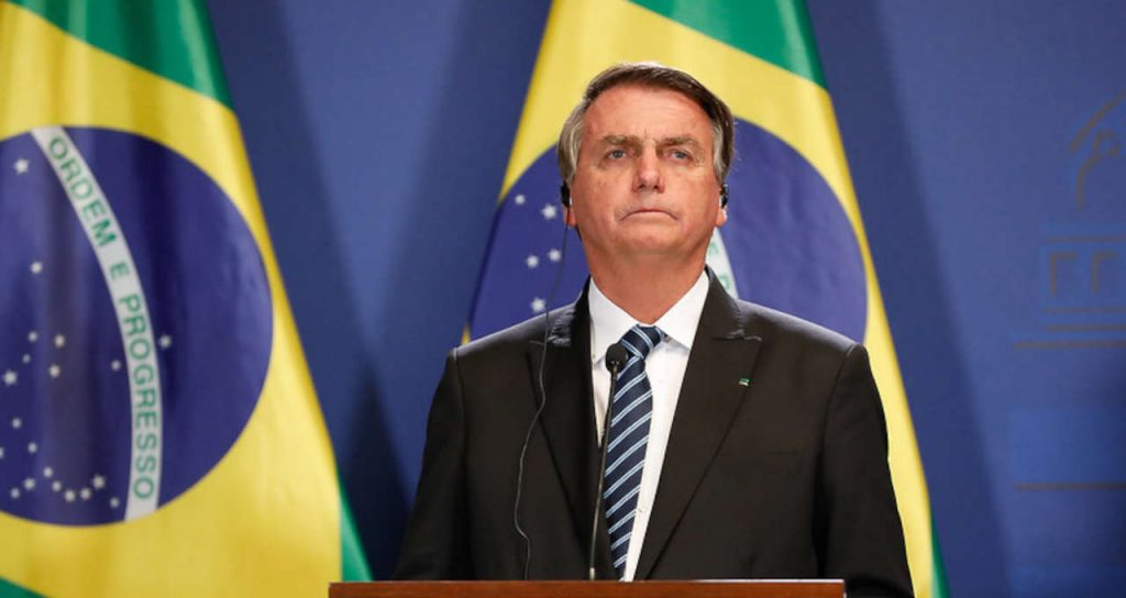 “O Brasil já tem sua carta pela democracia: a Constituição”, diz Bolsonaro em reação