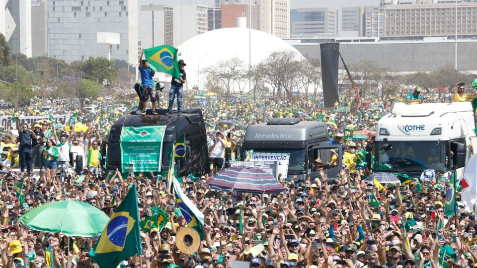 URGENTE: mais de 110 caminhões se dirigem ao Quartel General do Exército em Brasília