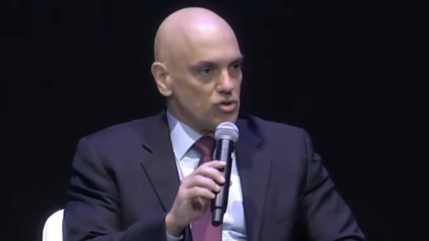 Moraes critica 'milícias digitais' e defende regulamentação das redes sociais